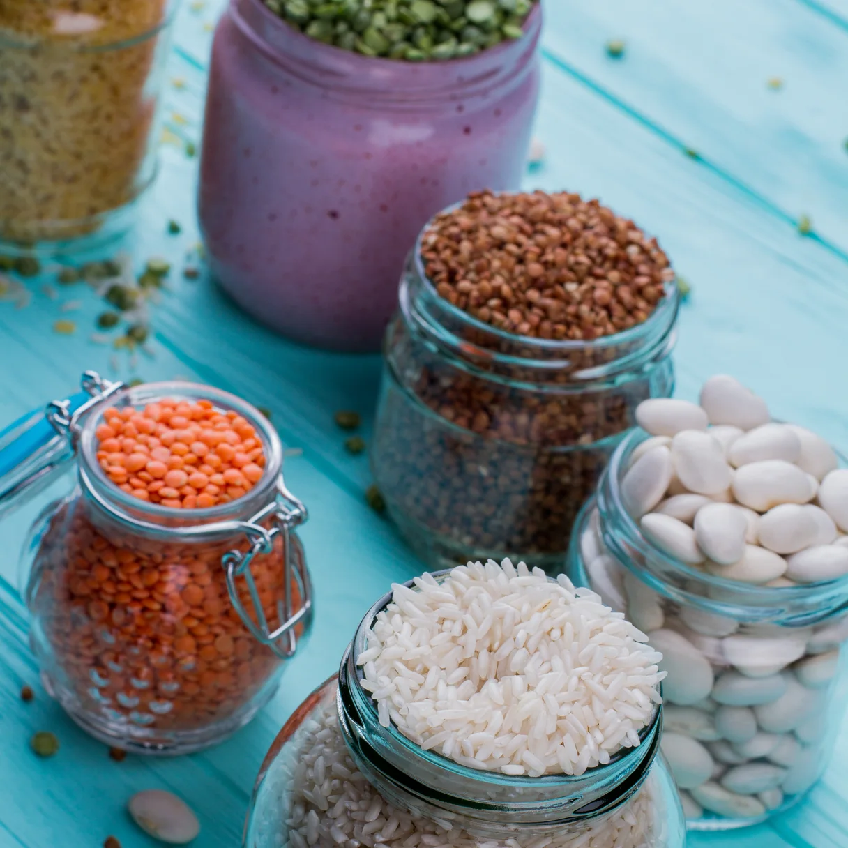 Tarros de cristal con materias primas alimentarias a granel
