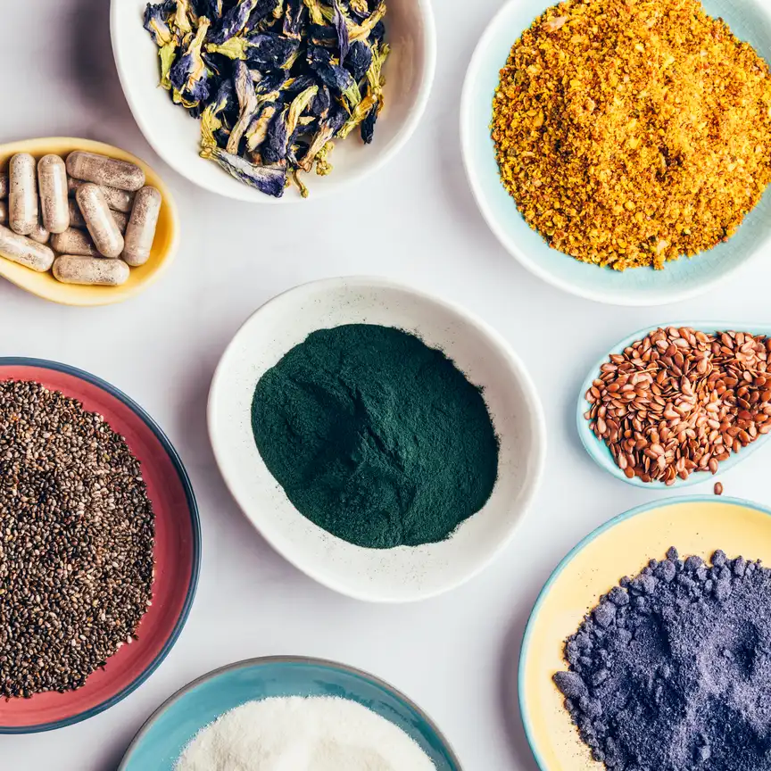 Cuencos con superalimentos en polvo: espirulina, matcha y semillas